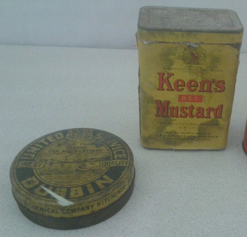 Lata Dubbin vintage United Service y una lata de mostaza Keens