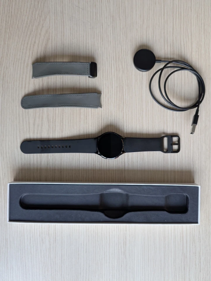 Samsung Galaxy Watch4 40mm Cassa di Alluminio, Cinturino Sportivo Nero, Orologio - Immagine 4 di 4