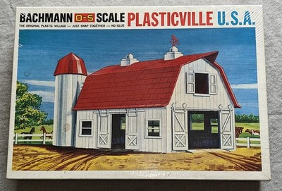 MINT PLASTICVILLE Bachmans barn w/ silo  O/S  Scale New Old Stock.  077