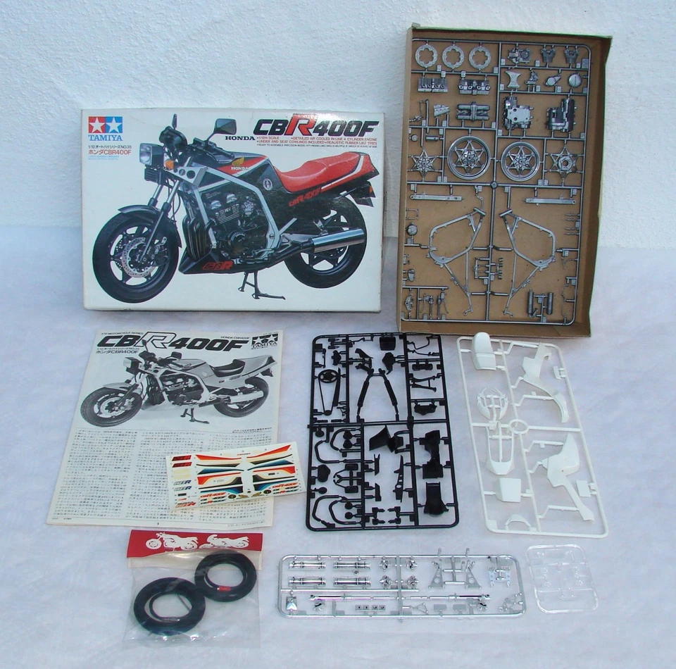 neuwertiger Honda CBR 400 F  - Bausatz 1:12 von Tamiya 1984 - Bild 2 von 4