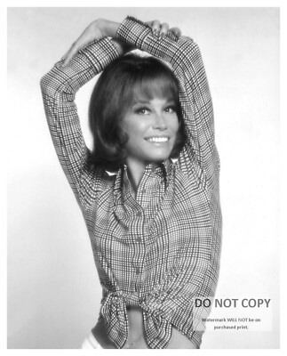 ACTRESS MARY TYLER MOORE - 8X10 PUBLICITY PHOTO (CC949)