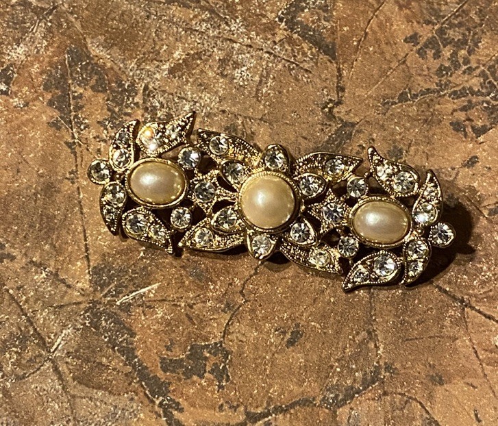 BEAUTIFUL Unsigned Faux Pearl Rhinestone Gold Tone Bar Brooch Pin