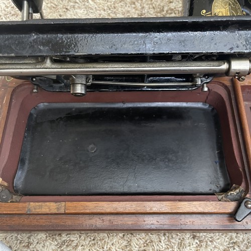 Antique 1908 Singer 28K Hand Crank Sewing Machine Ornate Case & Top Works - Picture 13 of 24