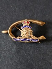 Vintage Royal Artillery kings crown horse shoe pin badge.