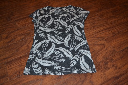 D0- Feather Print V-Neck Top Size Medium