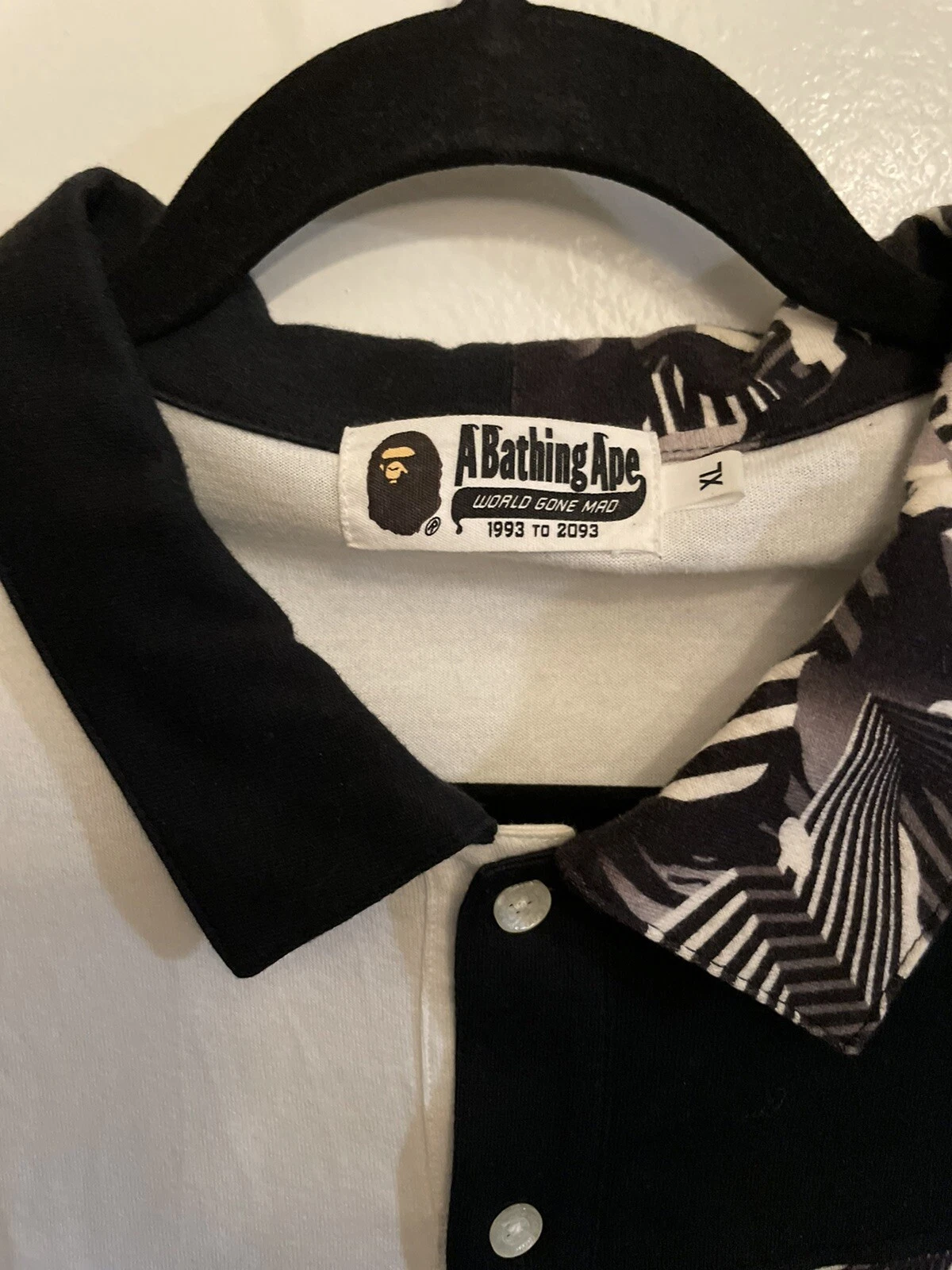 A BATHING APE (BAPE) Camicia Bape XL bianca e nera camicia con colletto una scimmia da bagno colletto scimmia astratta