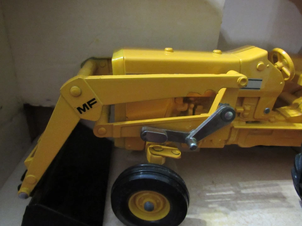 ERTL 1/16 MASSEY FERGUSON INDUSTRIAL TRACTOR WITH WORKING ENDLOADER - NIB - Image 3 of 4