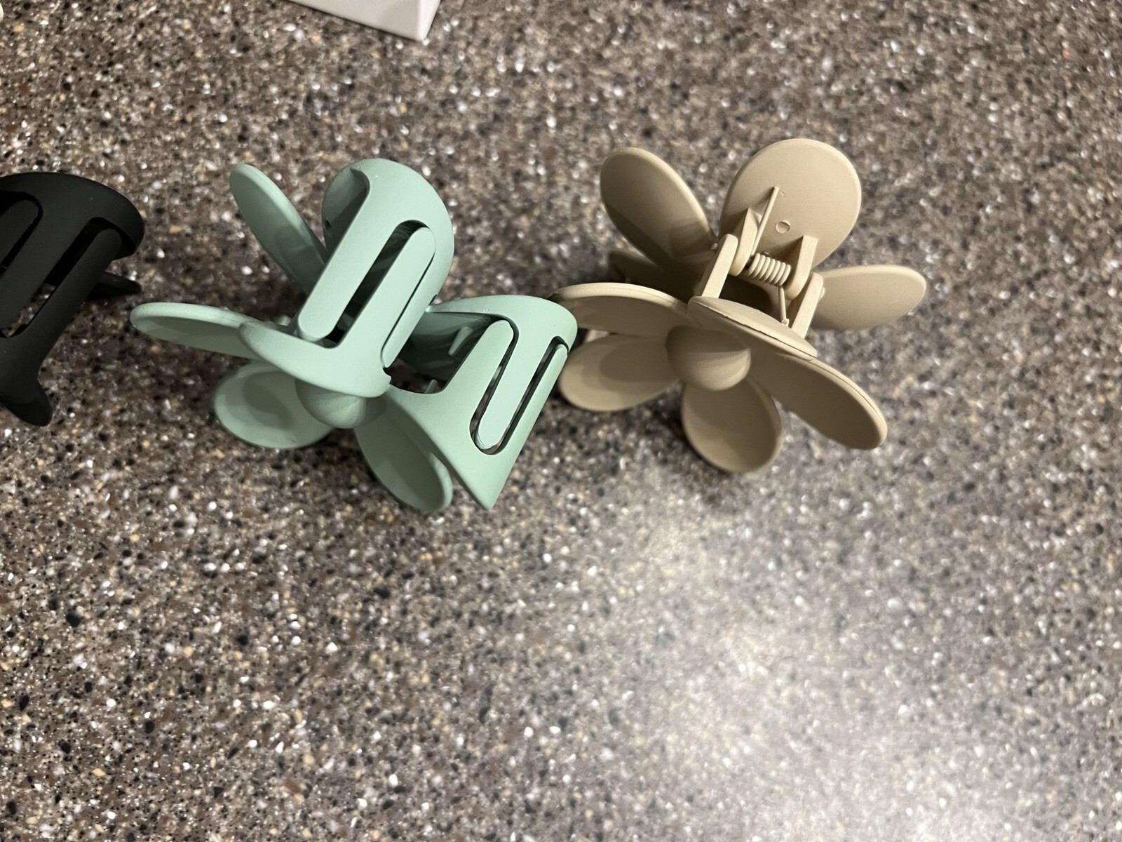 Vivinin Large 4pc Sets Flower Hair Clip Cream & Blk,Tan & Green New In Box 3”