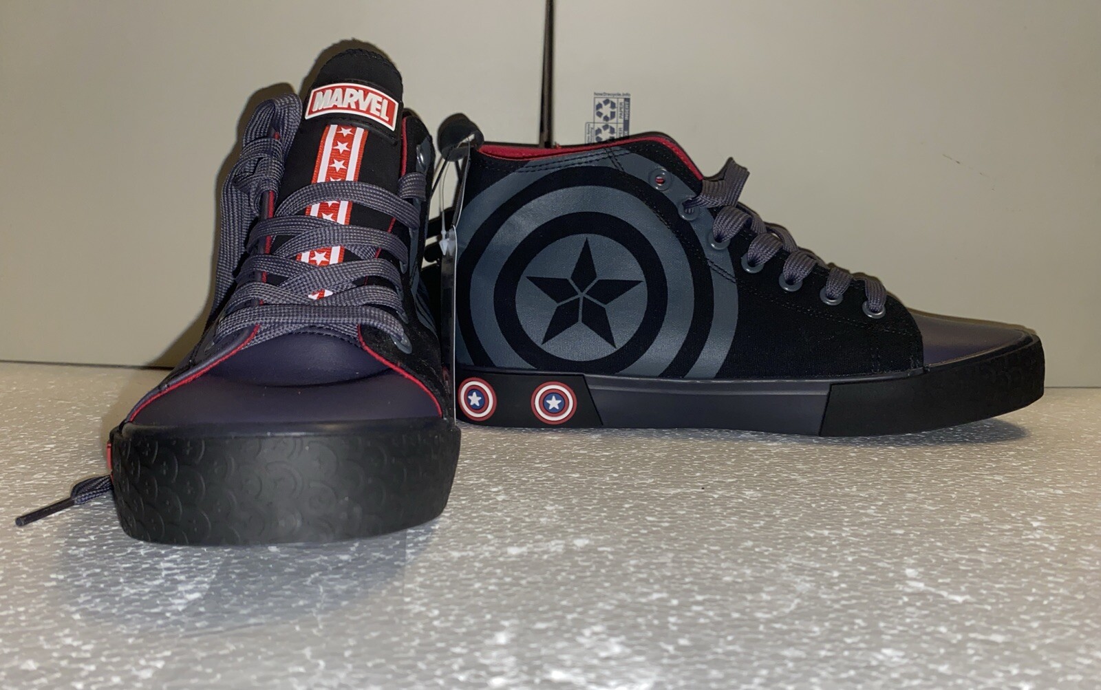 NUEVO CON ETIQUETAS Marvel Capitán América Para hombres Zapatos de caña alta Tenis de encaje Talla 8 Gris oscuro