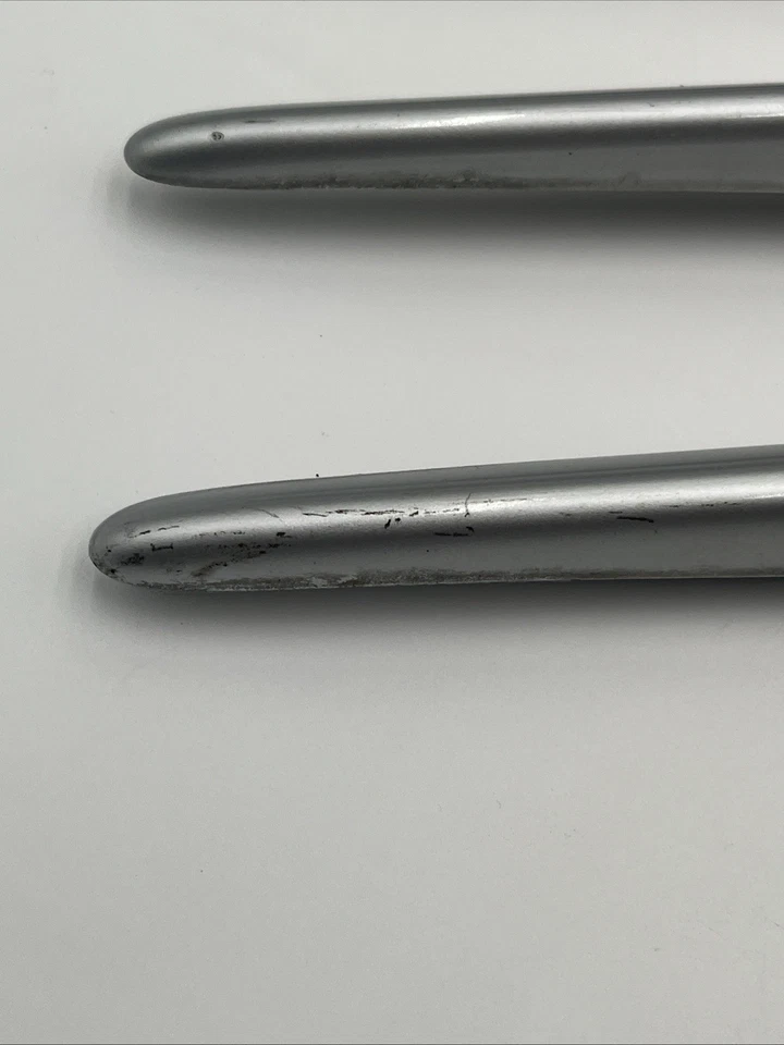 Chrysler Crossfire 2004-2008 guardabarros delantero derecho parrilla moldura 1938810211 OEM Foto 4 de 4