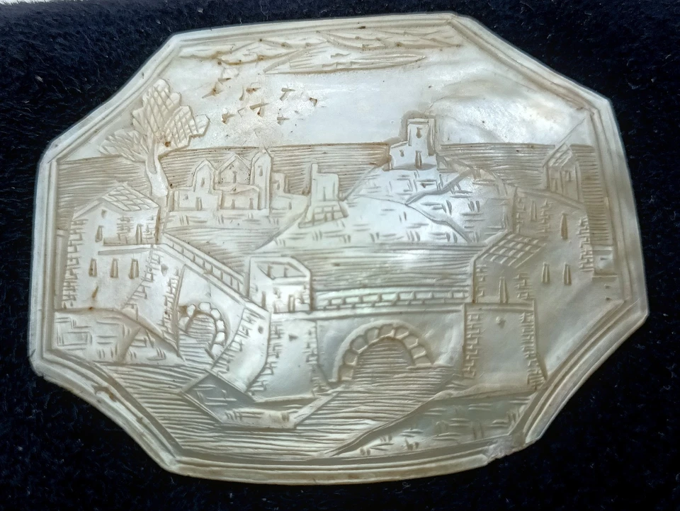 madreperla antica placca ottagonale scolpita a mano - Immagine 3 di 4