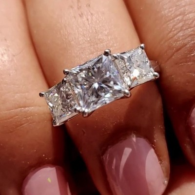 Drei Steine 3,29 TCW Prinzessin Moissanit Verlobungsring 14K Weißgold vergoldet