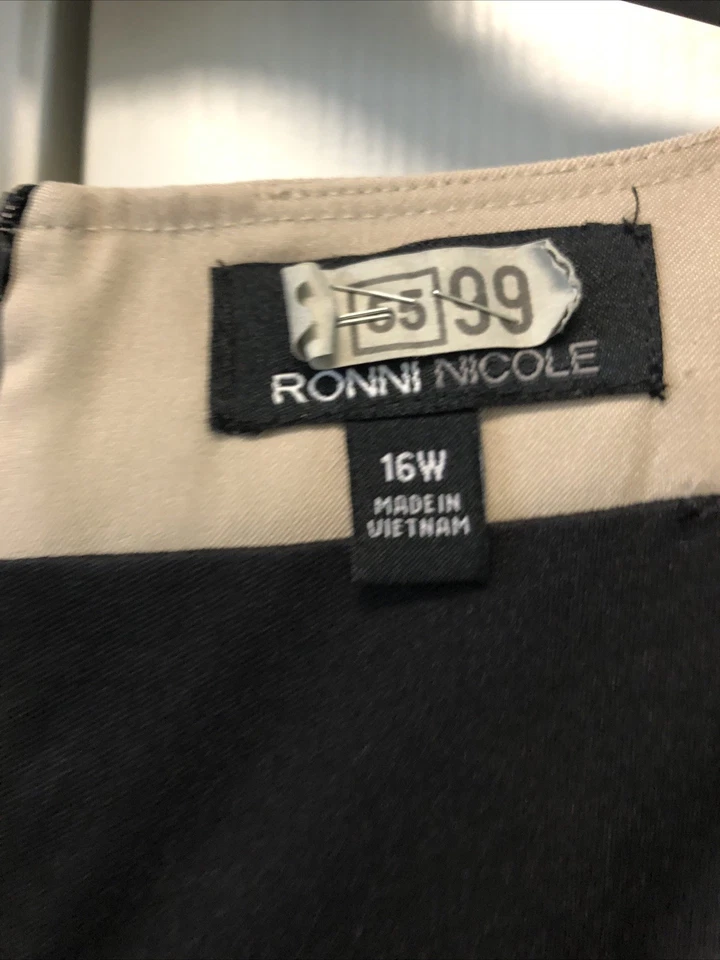 Vestido Ronni Nicole 16W preto e marrom sem mangas - Imagem 2 de 4