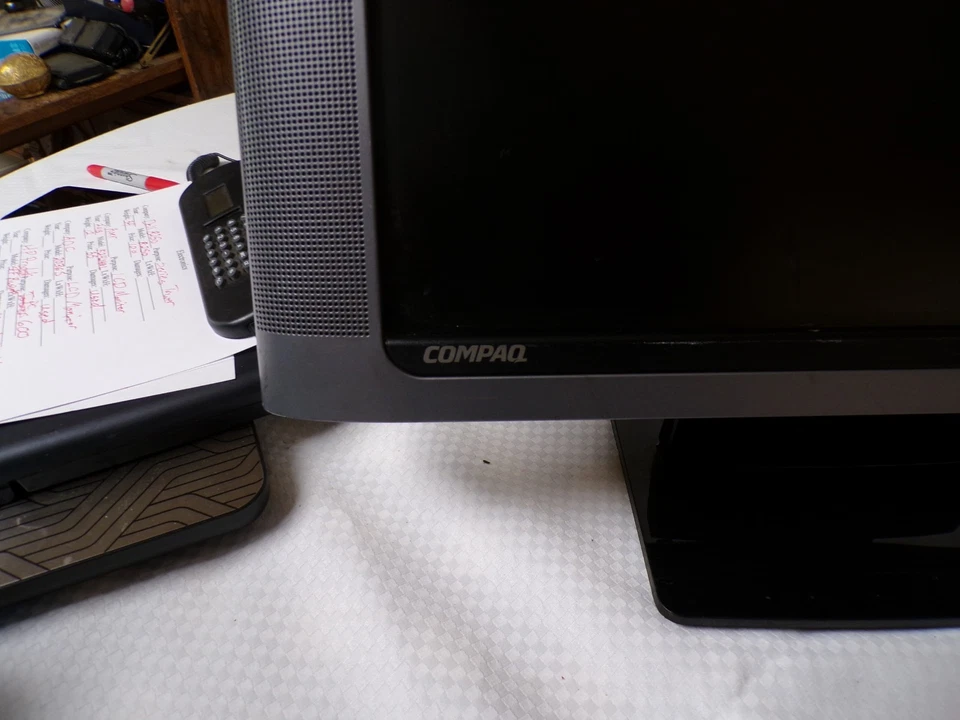 Compaq Presario WF1907 19" Widescreen LCD Computer Monitor Built in Speakers - Image 2 of 4