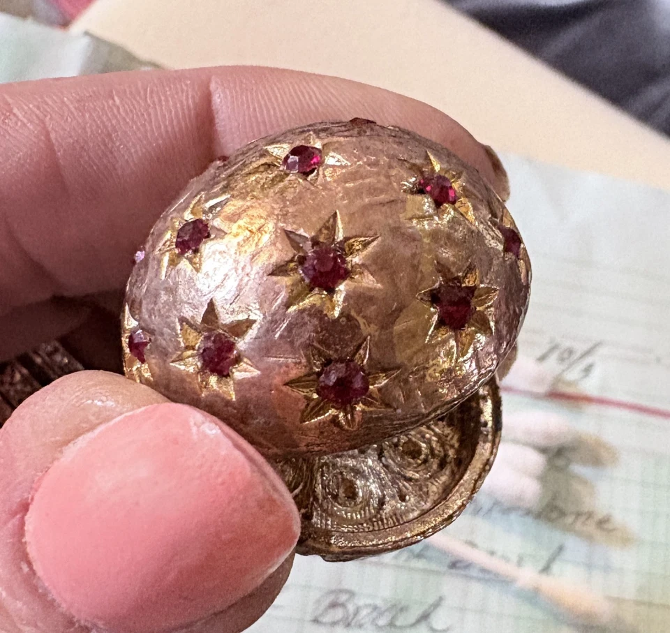 vintage starburst red rhinestone pill box snuff box gold tone hinged 1.16 x 0.75 - Image 2 of 4