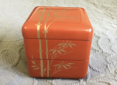 Vintage Japan Stapelbox Dose Box Lack Terrakotta mit Goldbemalung, innen Schwarz