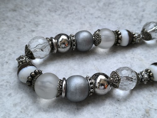 Grande collana vintage in vetro, plastica e metallo  - Foto 3 di 6