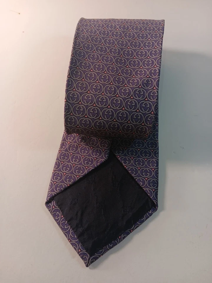Gravata GUCCI 9 cm cinza repetido logotipo rosa triângulo roxo - Imagem 2 de 4