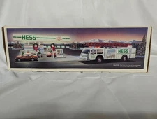 HESS 1989 Toy Fire Truck Bank w / Lights & siren in Original Box (discollered)