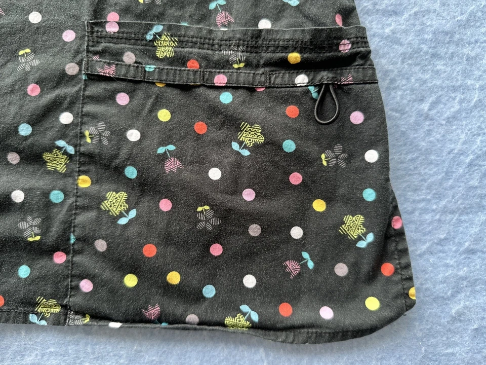 Blusa Médica Dickies para Mujer Talla Mediana. Negro con lunares y flores. Foto 4 de 4