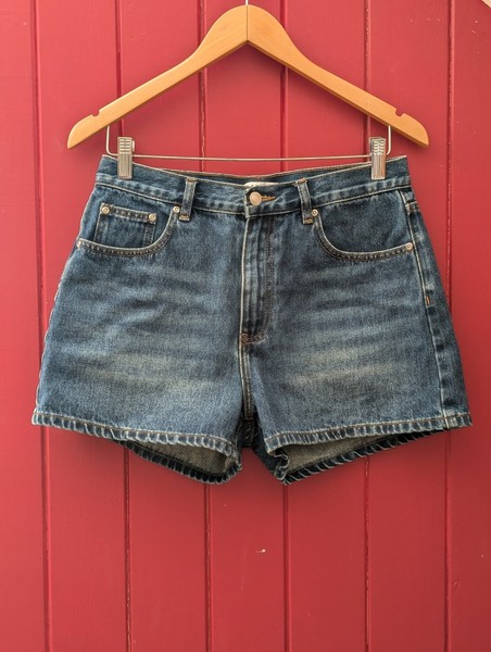 Dazie sz 10 (small fit, 8 to small 10) Polly mid rise blue cotton denim shorts