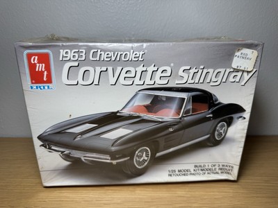 AMT 1963 Chevrolet Corvette Stingray Vintage 1989 1/25 Model Kit, 3 n 1 option.