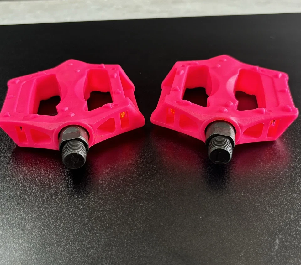 Resin Body Pedals 9/16" HOT PINK - Image 2 of 4