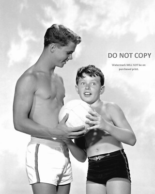 JERRY MATHERS AND TONY DOW IN ''LEAVE IT TO BEAVER'' 8X10 PUBLICITY PHOTO (DA-539)