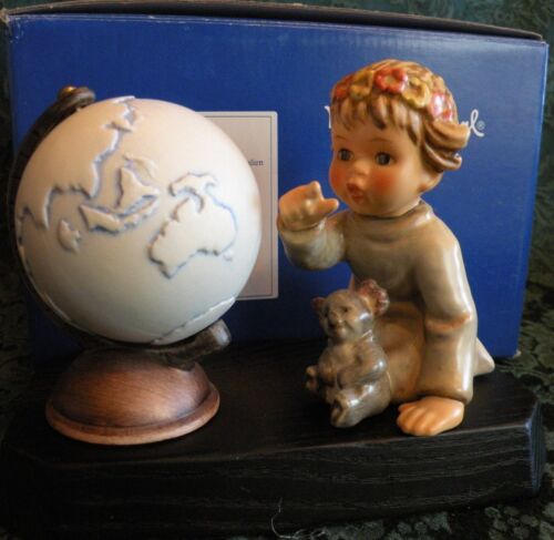 HUMMEL "AUSTRALIAN WANDERER" # 1445 Hum 2064 (3 Piece Set-Figurine, Globe, Base) - Afbeelding 1 van 8