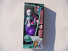 2011 MIB MONSTER HIGH SKULL SHORES ABBEY BOMINABLE GIFT SET