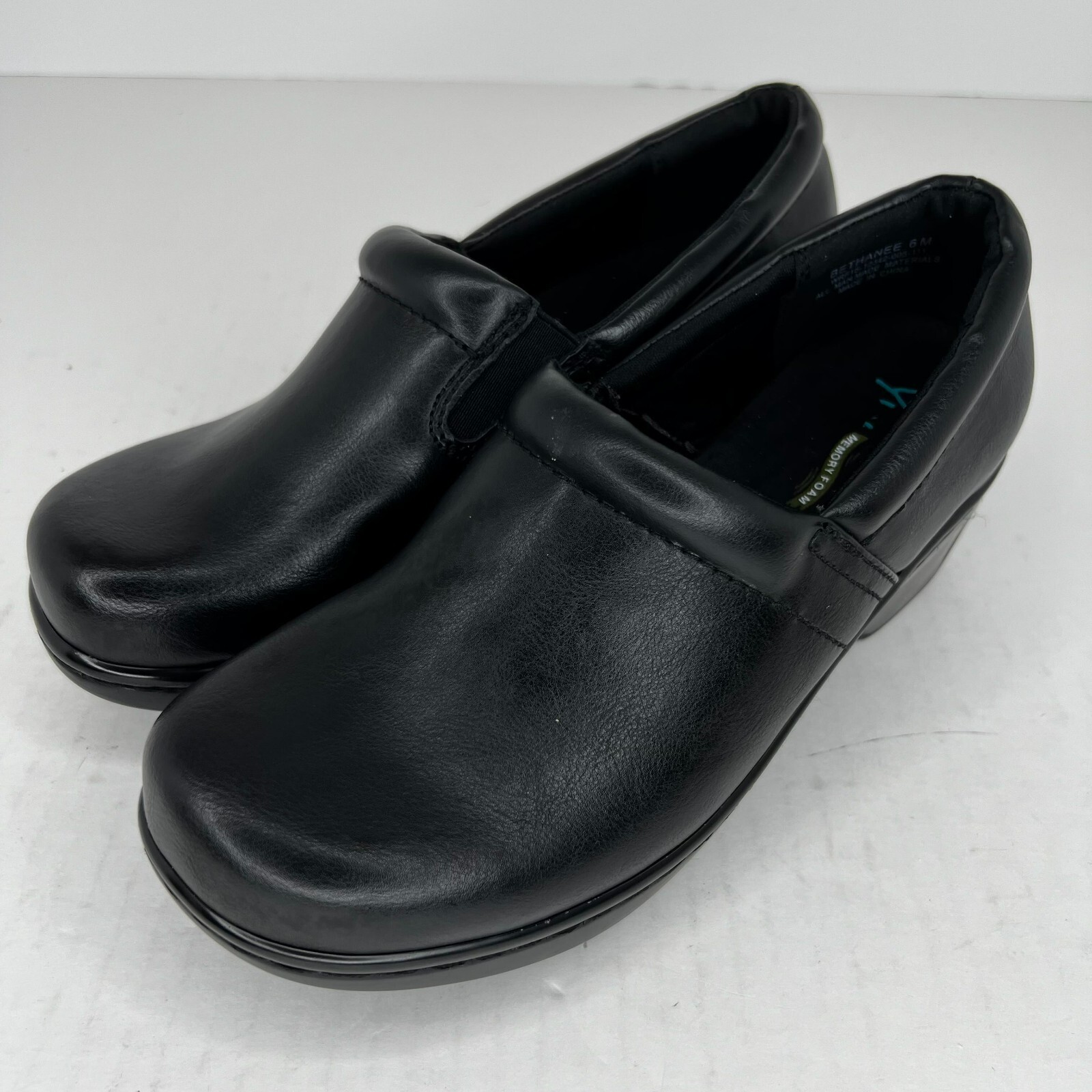 Yuu Womens Bethanee Black Faux Leather Round Toe Slip On Size 6M Clogs