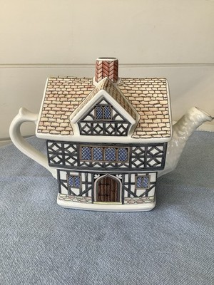 SADLER Teapot English Country Houses Tudor # 4437, Vtg. 80's  8''x4''x6'' England