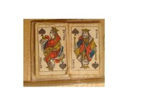 Fève ancienne 1ère époque Carte accolé Roi et Reine de Piques
