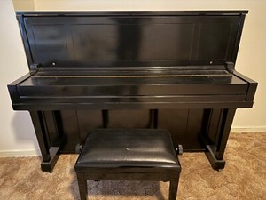 Steinway 1098 Studio Upright Paino