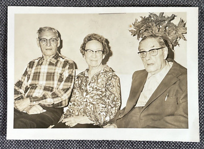 1975 Three Elderly Folks Sitting And Waiting Vintage Original Found Photo