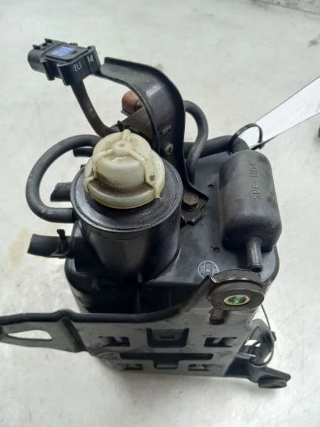 Lexus LS400 1998 4,0 L tracción trasera en bote de vapor de combustible Foto 2 de 4