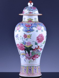 VERY FINE 18THC CHINESE QIANLONG FAMILLE ROSE IMPERIAL PRECIOUS OBJECTS VASE