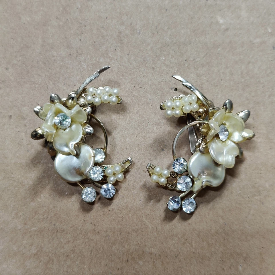 Pendientes de flores blancas con clip vintage raros de mediados de siglo de 1,5" tono plata Foto 4 de 4