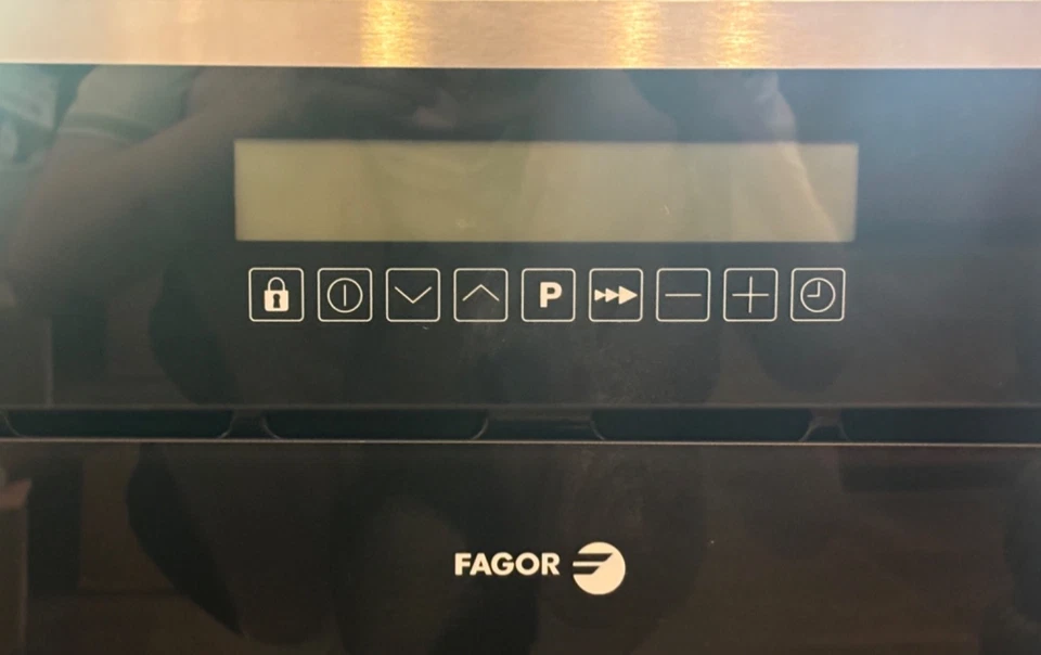 FAGOR 6HA-200 TRX 24” HORNO ELÉCTRICO DE PARED CON CONTROLES TÁCTILES LCD PUERTA LATERAL DERECHA Foto 3 de 4