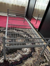 Metallbettgestell 90x200 cm – stabil & modern – Silber