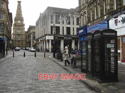 FOTO MAISMARKT HALIFAX BEACHTEN SIE DIE UNGEWÖHNLICHEN SCHWARZEN TELEFONBOXEN. FÜR EINE NAHAUFNAHME