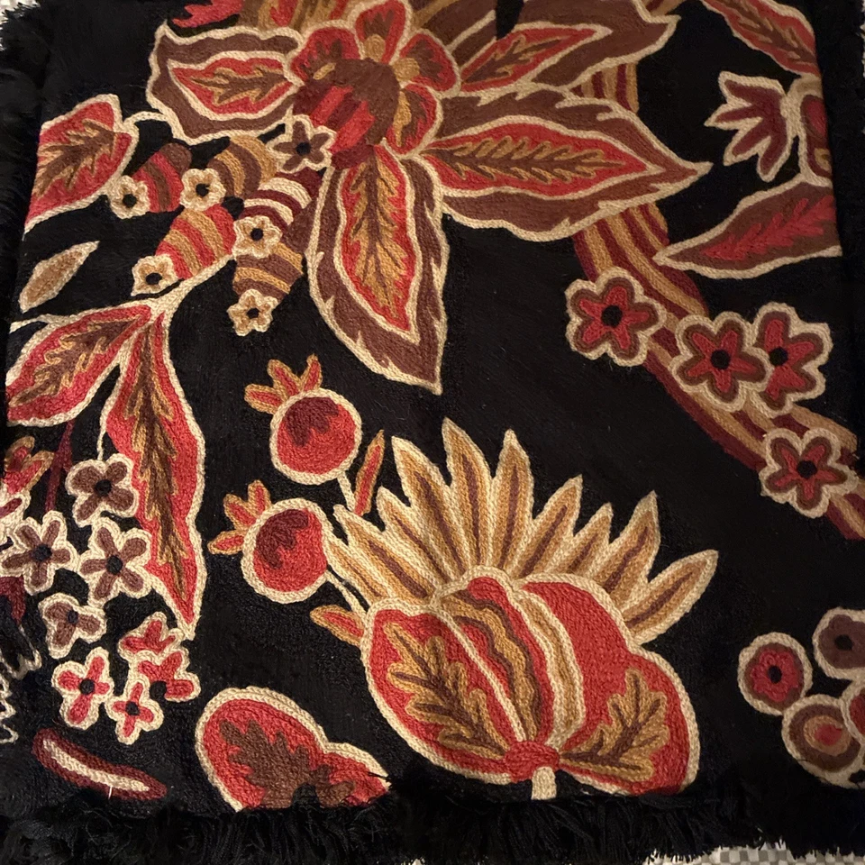 Funda de Almohada Arhaus 20x20 Floral Crewel Bordada Negro Terciopelo Flecos Foto 2 de 4