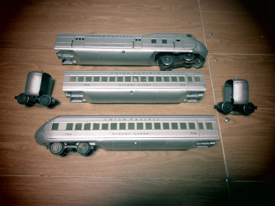 VINTAGE LIONEL #752W STREAMLINER CAR SET W/ 753, 754 & 2 VESTIBULES TESTED - Image 2 of 4