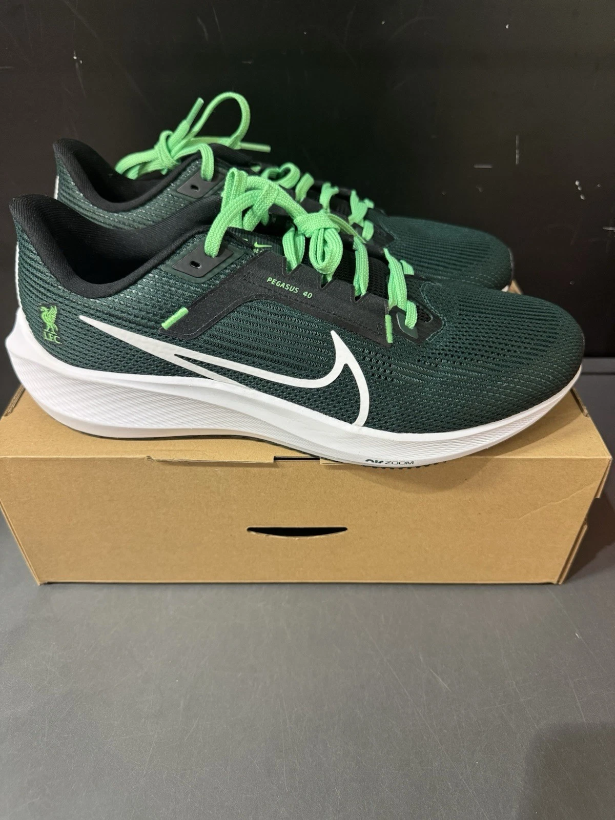 Nike Air Zoom Pegasus 40 Liverpool FC LFC Green da uomo taglia UK 10 la scatola non ha coperchio