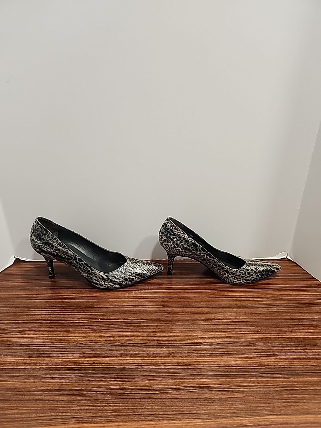 Stuart Weitzman 7.5 M Black Python Snake Skin Met… - image 4