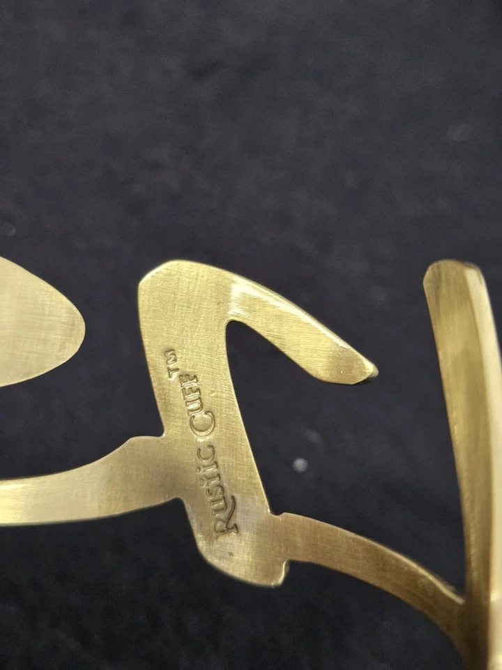 Puño 'Rustic Cuff' retirado tono dorado.  Pulsera brazalete nombre "LISA", ajustable con caja Foto 2 de 4