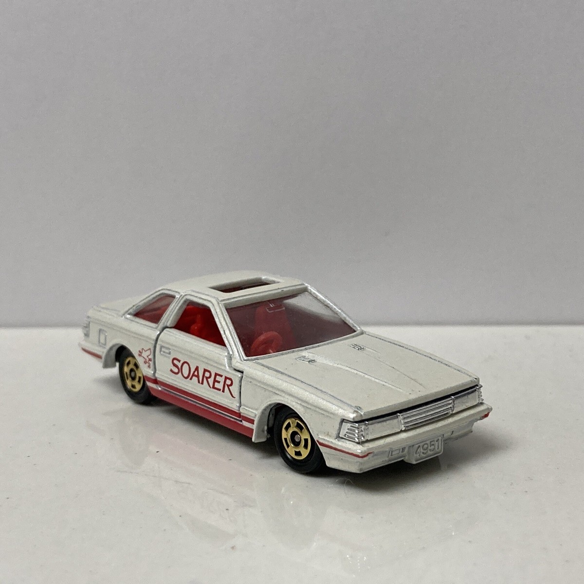 ミニカー Toyota Soarer 2800GT Limited Z10 White/G Rare Mint Condition Tomica White Toyota Soarer 2800GT 1/65 Scale