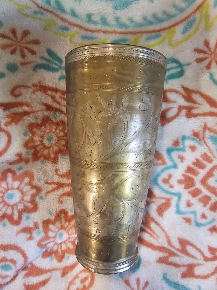 Antigua taza decorativa de vidrio Lassi grabada Taj Mahal de latón tallado a mano rara Foto 3 de 4