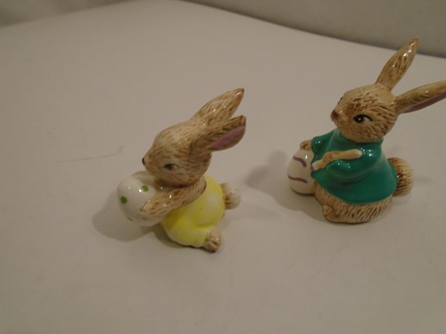Vintage Lefton Easter Bunny Painting Eggs Set of 2 Porcelain Ceramic Figurines - Picture 4 of 5