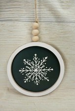 New "SNOWFLAKE" Round Hanging Wood Sign Decor Farmhouse White Green 7" Winter